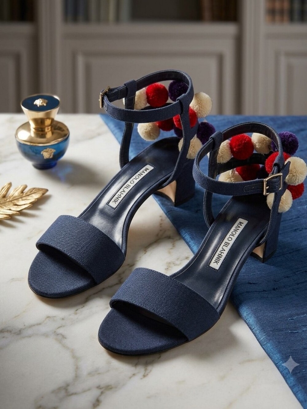 Manolo Blahnik 37, Read!